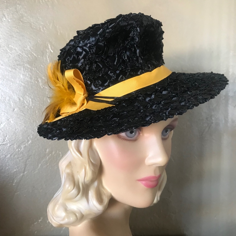 BEAUTIFUL 1940s' BLACK FEDORA WITH FOLD COLORED FEATHERS